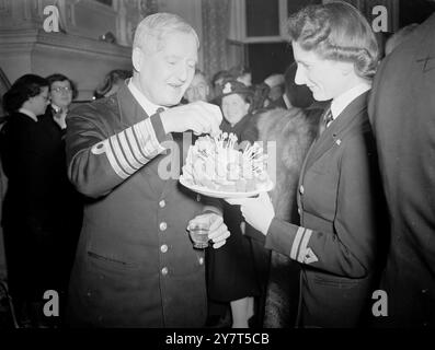 A W,R,N,S, ANLASS Mitglieder des Admiralitätsvorstands waren unter den Gästen, als Offiziere des Admiralitätsstabs heute Abend die Einweihung des ständigen W.R.N.S. in Princes Gardens , South Kensington , London feierten . Die Funktion war auch der Abschluss von zehn Jahren seit der Wiederbelebung des Dienstes zu Beginn des 11. Weltkrieges . DAS BILD ZEIGT :- der First Sea Lord , Admiral der Flotte Lord FRASER VOM NORDKAP . Das leckere Essen bietet der zweite Offizier T.H. ASHE an. 24. märz 1949 Stockfoto