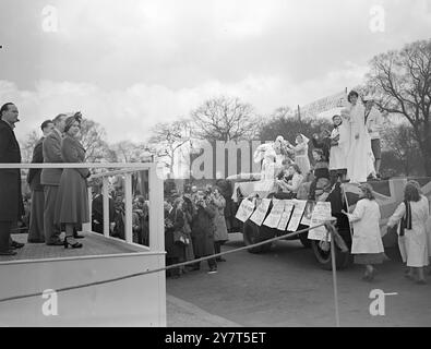 PRINZESSIN UND DUKE JUDGE STUDENTENTABLEAUX - - - 300 Studenten der London University haben ihre 28 Tableaux im Hyde Park in London vorgeführt , weil sie von Prinzessin Elizabeth und dem Duke of Edinburgh beurteilt wurden . Die Tableaus wurden dann in einer Prozession durch das West End gebracht , um dem Internationalen Studentendienst zu helfen , der die Sommerferienzentren der Studenten in Europa unterhält . - - - - BILDER ZEIGEN :- Prinzessin Elizabeth beobachtet die Prozession der Studententableaus im Hyde Park . - - - 19. März 1949 Stockfoto