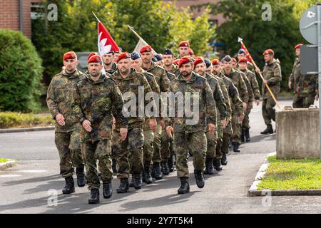 Volkach, Bayern, Deutschland - 1. Oktober 2024: Appell der Bundeswehr in der Mainfranken-Kaserne in Volkach zum Wechsel der Unterordnung der Logistikbataillone 461, 467, 471 und 472 unter das Logistikregiment 4. einmarsch der Bataillone *** Appel der Deutschen Bundeswehr in der Mainfranken-Kaserne in Volkach zum Unterstellungswechsel der Logistikbataillone 461, 467, 471 und 472 unter dem Logistikregiment 4. Einmarsch der Bataillone Stockfoto