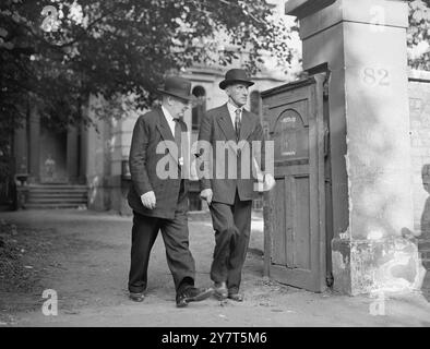 KINDESLEICHE GEFUNDEN : HOCHRANGIGE OFFIZIERE IN DER UNTERSUCHUNG Superintendent COLIN McDougal ( links ) und Chief Inspector JOHN JAMIESON wurden heute gesehen als sie ein Haus gegenüber dem Bombenhaus in der Avenue Road , Regent's Park , London verließen , wo die Leiche heute im dreijährigen Marion Ward der Elsworthy Road , Hampstead ( London ) GEFUNDEN wurde . Intensive Polizeidurchsuchungen führten zur Entdeckung des toten Kindes. Sie wurde in einem Gemeinschaftsgarten hinter ihrem Haus gespielt. august 1949 Stockfoto