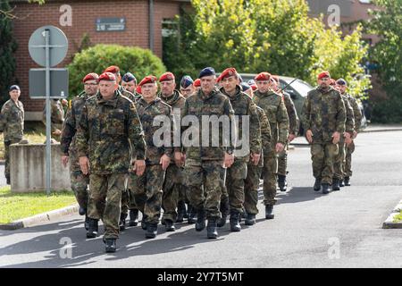 Volkach, Bayern, Deutschland - 1. Oktober 2024: Appell der Bundeswehr in der Mainfranken-Kaserne in Volkach zum Wechsel der Unterordnung der Logistikbataillone 461, 467, 471 und 472 unter das Logistikregiment 4. einmarsch der Bataillone *** Appel der Deutschen Bundeswehr in der Mainfranken-Kaserne in Volkach zum Unterstellungswechsel der Logistikbataillone 461, 467, 471 und 472 unter dem Logistikregiment 4. Einmarsch der Bataillone Stockfoto