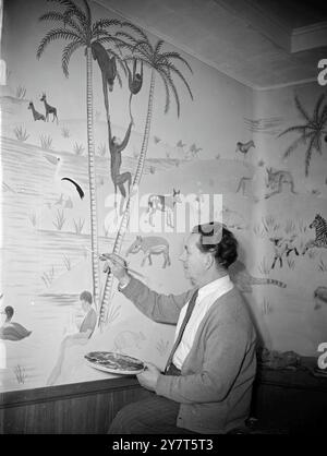 JETZT SAGT ER ES AUF DEN BILDERN... .... Und in der riesigen Cunarder Queen Mary auch. Seit 14 Jahren arbeitet Herr Reginald Goldsmith aus Southampton als Zeichenschreiber bei John Thornycroft, Ltd., den Schiffsbauern. Aber in den letzten vier Jahren wurde sein Talent für Wanddekoration, das in seiner Freizeit entwickelt wurde, gut genutzt und seine Gemälde schmücken nun die Kinderspielräume sowohl in der RMS Queen Mary als auch auf dem australischen Einwanderungsschiff SS New Australia. Mr. Goldsmith ist hier abgebildet, als er ein Wandgemälde in dem neuen Spielzimmer der Kabinen-Klasse in der Queen Mary, das sie jetzt durchmacht, fertig macht Stockfoto
