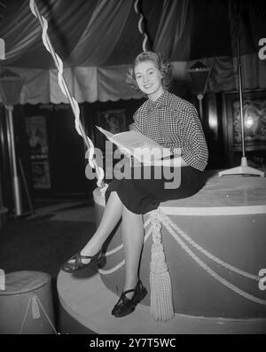 Die 18-jährige Yvonne Marsh, die die Titelrolle in der Weihnachtspantomime Goody Two Shoes trägt, ist das PERFEKTE SCHULMÄDCHEN, das PANTO-STAR bei der ersten Probe im Casino Theatre, Old Compton Street, London. Yvonne, die 1949 zum perfekten britischen Schulmädchen gewählt wurde, hat bereits Erfolge in Filmen und im Fernsehen erzielt. 4. Dezember 1950 Stockfoto