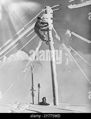 SCHNEE ZEIT FÜR REPARATUREN Routine Reparaturen an Telefonleitungen hoch im St. Bernardino Pass in der Schweiz macht dieses eindrucksvolle Winterfoto . Das Schweizer Telefonsystem - so präzise und geordnet wie die weltberühmte Schweizer Uhrenindustrie - wird sorgfältig gewartet . Hier passt ein Schweizer Linienführer , der wie seine Kollegen ein versierter Skier und Bergsteiger ist , schneebedeckte Linien an . Die Temperatur liegt bei 30 unter Null , aber der Lineman machte die Reise zu diesem Ort als einfachen Teil seiner Reise . 6. Dezember 1950 Stockfoto