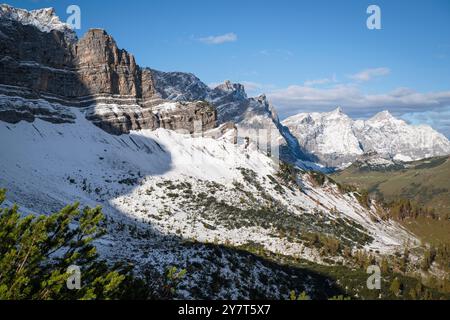 Blick vom westlichen Lamsenjoch auf den Kopf des Engtals und die schneebedeckten Gipfel des Karwendels im Herbst, Tirol, Österreich Stockfoto