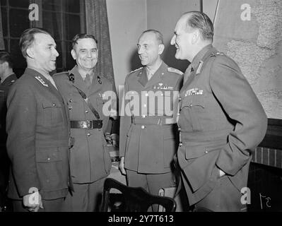 WEST's FLUGABWEHRKOMMANDEURE TREFFEN SICH IN LONDON die Probleme der Luftverteidigung werden heute auf einer Konferenz von Flugabwehrexperten aus den Ländern der Nordatlantischen Vertragsorganisation diskutiert, die heute im Territorial Army Centre, 206, Brompton Road, London, begann. Auf der Konferenz sind Flugzeugabwehrkommandeure aus Großbritannien, Belgien, Dänemark, Frankreich, Italien, die Niederlande und Norwegen sowie Vertreter der Vereinigten Staaten in Europa und des Hauptsitzes von Western Union in Fontainebleau. Die Konferenz endet am Donnerstag (14. Dezember). DAS BILD ZEIGT: Links rechts: Colonel L. Hu Stockfoto