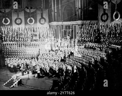 Ihre Majestäten der König und die Königin, Königin Mary, Prinzessin Elizabeth und Prinzessin Margret nehmen heute Abend am Britischen Legion Festival of Remembrance in der Royal Albert Hall Teil. Das Festival, das am Sonntag der Erinnerung an die Toten zweier Kriege stattfindet, wird die Legion dabei unterstützen, die Not unter ehemaligen Soldaten und Frauen und ihren Angehörigen zu lindern. Foto-Shows : Allgemeine Ansicht des Musters, während der Union Jack während des Spiels der Nationalhymne in Salut getaucht wird. Assesmbled sind Abtreibungen der Dienste, der Frauendienste, der Handelsmarine und der Pensioners of the Roy Stockfoto