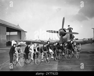 DIE NAVY NIMMT ZU WHEELS Cycle-Enthusiasten des Women's Royal Naval Service, die hier gezeigt werden, während sie auf eine 2 Meilen lange Reise um den Rand der Royal Naval Air Station in Lee-on-Solent (nahe Portsmouth) aufbrechen: Von links nach rechts: Führende Wren Sonia Fenner aus Littlestone auf See, Kent; führende Wren Joan Watson aus Edgware, London; führende Wren Pamela Wallace aus Buckingham, Bucks. ; Petty Officer Lillian Borthwick aus Newcastle; Wren Mary Bamber Sidcup, Kent; Wren Tel Bridges of Sunderland. Die Royal Navy hat die Nutzung des Perimeters gewährt, um den Sport des Radsports unter den Wrens zu fördern Stockfoto