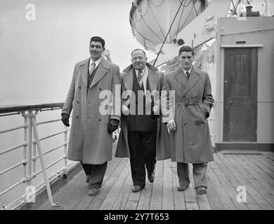 GARDNER UND COCKELL SEGELN NACH SÜDAFRIKA MIT SOLOMONS Cigar-Smoking Fight Promoter JACK SOLOMONS mit JACK GARDNER ( links ) , dem neuen britischen und Empire Schwergewichtsmeister , und Don COCKELL ( rechts ) , dem Titelträger des Cruiserweight , an Bord des Union Castle Liners Winchester Castle in Southampton auf der Abreise nach Südafrika . Gardner und Cockell werden am 27. Januar in Johannesburg bei den Ausstellungs-Kämpfen auftreten. Sie könnten einige ernsthafte Kämpfe in Südafrika haben , wenn Solomon " große " Männer findet , die geeignete Gegner bilden würden . 14. Dezember 1950 Stockfoto