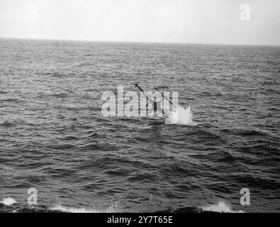 VIER-MINUTEN-RETTUNG diese Bilderserie zeigt eine der schnellsten Seerettungen der Geschichte. Weniger als vier Minuten nachdem ein Jet-Pilot der US Navy, der von einem Angriff Nordkoreas zurückwehte, in das Japanische Meer abgestürzt war, war er sicher an Bord des amerikanischen Trägers USS Leyte, der in Rekordzeit mit einem Rettungshubschrauber dorthin gefegt wurde. Der Jet Panther, der an Land kam, verlor die Energie und traf mit dem Piloten, Fähnrich William F. Rau, noch in seinem Cockpit festgebunden. Aber der Rettungshubschrauber, der von Lieutenant Al Monahan gesteuert wurde, war unterwegs, bevor der Panther ins Wasser kam und zu der Zeit, als er kam Stockfoto