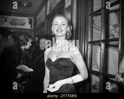 CINDERELLA 'KRISTALL mit Perle und Kristall Halskette und passenden Ohrringen, die ein schwarzes Kleid absetzen, wird heute Abend die britische Filmschauspielerin Susan Shaw im Prince of Wales Theatre in London gezeigt, als sie heute Abend an der britischen Premiere von Walt Disneys abendfüllender Produktion ' Cinderella ' im Prince of Wales Theatre in London teilnahm. 18. Dezember 1950 Stockfoto