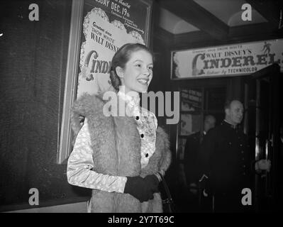 CINDERELLA GEHT ZU CINDERELLA in silbergrauem Kleid mit Pelzen, passend zu der jungen Schauspielerin Sally Anne Howes, die heute Abend im Prince of Wales Theatre in London bei der britischen Premiere der Walt Disney-Gesamtproduktion Cinderella teilnahm. Erst gestern war Sally selbst eine Cinderella - in einem Film, der für das Fernsehen in der Nähe von Hatfield, Hertfordshire gedreht wurde - und hatte eine enge Flucht vor Verletzungen, als die sechs Ponys, die ihre Kutsche zeichneten, verschossen. 18. Dezember 1950 Stockfoto