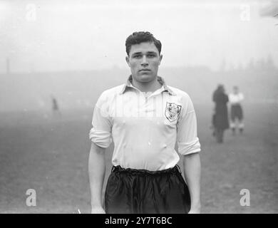 DER SÜDAFRIKANISCHE FUSSBALLSPIELER Blackpool Football Club ist außen links , Bill PERRY aus Südafrika . Sein Team wird Stockport in Blackpool in der vierten Runde des F.A. Cups am Samstag in Blackpool treffen . Perry wurde von Blackpool auf Empfehlung von Billy Butler, Manager der Johannesburg Rangers, unterzeichnet. Perry ist nun Partner von Alan Brown , dessen 25.000 £ für East Fife die höchste Gebühr ist , die der Club je gezahlt hat . 18. Dezember 1950 Stockfoto