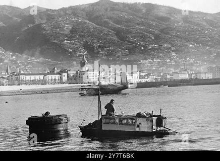 Der 38-jährige Ex-Ingenieur BEN Carlin Elinore IM Alter von 32 Jahren erreichte Madeira im amphibischen Jeep nach einer Transatlantikreise , die am 19 . Juli in Halifax in Nova Scotia begann . Etwa 200 Meilen vor Madeira sendeten sie Notsignale aus, als Sturm drohte, sie vom Kurs zu sprengen. Dies war ihr dritter Versuch auf dem Atlantik - als erster Teil einer Flitterwochenreise um die Welt, die 1948 begann . Beim ersten Versuch wurden sie von einem Tanker abgeholt. Ihr 24-Fuß-Jeep hat ein kleines Segel, zusätzliche Benzintanks A Stockfoto