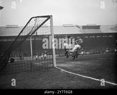 MEDHURST SPRÜNGE - REID ERZIELT spektakulären Ballsprung von Harry Medhurst, Torhüter von Chelsea, June Portsmouth Attack, bei dem Reid (Nr. 9, Mittelstürmer in Portsmouth, heute (Boxing Day) beim Spiel der Fußball-Liga (1. Liga) in Stamford Bridge, London, erzielte. 26. Dezember 1950 Stockfoto