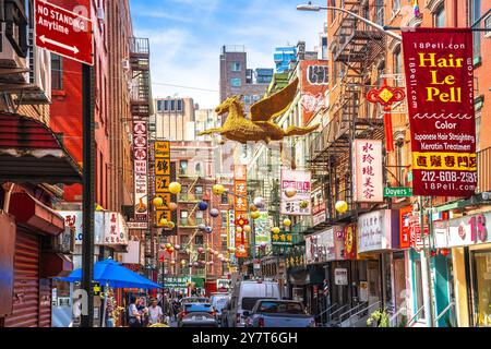 New York, USA, 16. September 2024: Stadtblick von Chinatown in New York City. Geschäfte und pulsierende Straße im chinesischen Teil der Stadt. Bevölkerung Touristen d Stockfoto