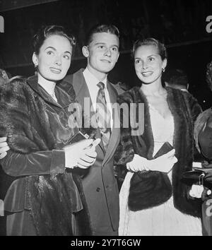 Roddy McDowall war einst ein Kinderstar und ist jetzt eine Eskorte für zwei der schönsten Schauspielerinnen Hollywoods - Ann Blyth (links) und Janet Leigh. Das Trio mit leuchtenden Augen ist auf dem Weg zur Premiere der Bühnenshow Little Boy Blue in Hollywood zu sehen. 22. Dezember 1950 Stockfoto