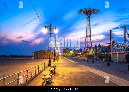 Coney Island Promenade und Fun Park Abendblick, New York City Beach, USA Stockfoto