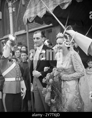 SOHN VON MONCKTON, K.C. WEDS IN LONDON Major Gilbert Monckton, M.C., 5th Inniskill Dragoon Guards war heute mit Miss Marianna Laetitia Bower in der St Mary's Roman Catholic Church, Cadogan Square, Chelsea, London verheiratet. Der Bräutigam ist der einzige Sohn von Sir Walter Monckton, K.C., vom Prior's Court, Callow End, bei Worcester. und Lady Monckton von Cadogan Gardens, Chelsea. Die Braut ist die 21-jährige dritte Tochter von Commander und Hon Mrs. Robert Tatton Bower aus Putney, London. Commander Bower war formell Parlamentsabgeordneter für Cleveland, Yorkshire. DAS BILD ZEIGT: Major Gilbert M. Stockfoto