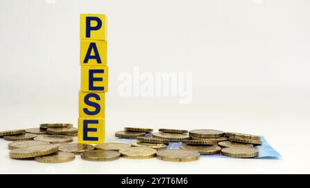 Geschrieben 'PAESE' in italienischer Kultur mit Holzwürfeln und Molete Hintergrund in Euro Stockfoto