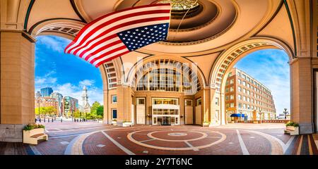 Boston Harbour Rowes Wharf Passage und Panoramablick auf die Stadt, große Flagge von Amerika, Massachusetts, USA Stockfoto