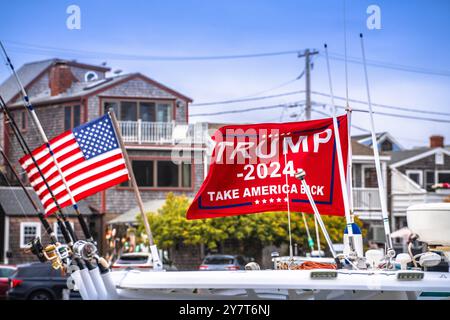 Rockport, Massachusetts, USA, 19. September 2024: Donald Trump 2024 Präsidentschaftskandidaten-Flagge auf dem Boot im Hafen von Rockport, MA, USA. Stockfoto