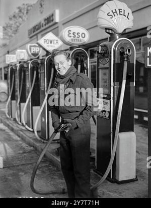 OXFORD BLUE's HOLIDAY CLUB B.H.P. BODDY, Torhüter des Oxford University Football Clubs, arbeitet während seiner Weihnachtsferien als Tankwart in einer Garage in North Oxford. 30. Dezember 1950 Stockfoto