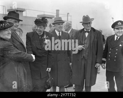 FRAU ELEANOR ROOSEVELT KOMMT ZUR GENERALVERSAMMLUNG DER VEREINTEN NATIONEN 1945 NACH GROSSBRITANNIEN, als das Schiff "Queen Elizabeth" in Southampton ankerte, waren 165 Delegierte und Beamte, die an der Generalversammlung der Vereinten Nationen teilnehmen werden, die am kommenden Donnerstag in der Central Hall in Westminster in London eröffnet wird, an Bord. Frau Eleanor Roosevelt, Witwe des verstorbenen Franklin Delano Roosevelt, ehemaliger Präsident der Vereinigten Staaten von Amerika, war eine der Parteien. Dies ist ihr erster Besuch in Großbritannien seit Oktober 1942, und während ihres Aufenthalts werden König und Königin sie unterhalten. FOTO ZEIGT:- (von links nach rechts): - Frau E Stockfoto