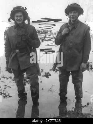 BRITISCHE JUNGEN AN DER FRONT IN HOLLAND 1944 diese jungen britischen Soldaten an der überfluteten niederländischen Front kämpfen seit fünf Monaten gegen die Nazis - und keiner von ihnen ist 19 Jahre alt. Es handelt sich um George Wornacott, 18 Jahre und 10 Monate alt, und um Kennth Delahunt, einen Monat älter. 22. Dezember 1944 Stockfoto