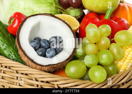 Verschiedene frisches Gemüse und Obst im Korb, Großaufnahme Stockfoto