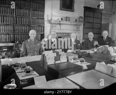 CHURCHILL COMMONWEALTH PMs KONFERENZKABINETT WHITEHALL 1. MAI 1944 Imperial Conference of 1944. Sitzung der Commonwealth-Premierminister in London am 1-16. Mai während des Zweiten Weltkriegs. Von links nach rechts: General Jan Smuts von Südafrika, William Lyon Mackenzie King von Kanada, der britische Premierminister Winston Churchill, John Curtin von Australien und Peter Fraser von Neuseeland. Es wurde ein Konsens über die Unterstützung der Moskauer Erklärung erzielt, und es wurde eine Einigung über die jeweiligen Rollen in den gesamten alliierten Kriegsanstrengungen erzielt. Churchill (1874–1965) war Premierminister des Vereinigten Königreichs Stockfoto