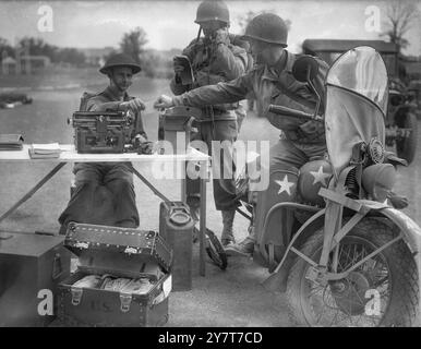 G5-PERSONAL AM ARBEITSPLATZ 1944 G-5, ein anglo-amerikanisches Gremium von Zivilsachverständigen, wird mit Kampfeinheiten nach Europa einreisen, die Zivilsachen im befreiten Europa koordinieren und eine Militärregierung in den Teilen Deutschlands einrichten, die unter die Gerichtsbarkeit des Obersten Befehlshabers fallen. Diese neue Abteilung des Obersten Hauptquartiers von General Eisinhower umfasst Offiziere und Männer, die in Sonderschulen ausgebildet wurden, hier und in den Vereinigten Staaten. Drei der Mitarbeiter der G-5. Von links nach rechts: Major J. M. Akerman, R.A.S.C. 1. Lt. W.G. Robertson, aus Lynchburg, Virginia, und CPL. Arthur A. Stockfoto