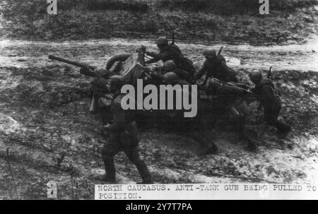 PANZERABWEHRGESCHÜTZE IM KAMPF UM STALINGRADNachrichten aus Moskau sagen, dass die Stalingrader Schlacht ihren Höhepunkt erreicht hat. Sowjetische Einheiten haben die Nazis am nördlichen und südwestlichen Stadtrand Stalingrads abgestoßen und viele Panzer- und Infanterieangriffe verprügelt. FOTO ZEIGT:- Ein Radiofoto, das direkt aus Moskau gesendet und gerade in London empfangen wurde, zeigt eine Panzerabwehrkanone, die von Männern der Roten Armee in Position gebracht wurde, in der Nähe von Stalingrad. Russland. 18. September 1942 Stockfoto