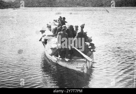 ZWANGSARBEIT IN NORWAYFoto zeigt: Norwegische Gefangene aus Nazi-Konzentrationslagern begeben sich in ein deutsches Arbeitslager in Norwegen, ihre Bettwäsche und Ausrüstung in ein kleines Motorboot geladen. Wei. 3. November 1943 Stockfoto