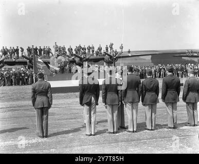 SPAATZ, DOOLITTLE & HODGES 10. MAI 1944Foto zeigt: - Von links nach rechts - Generalleutnant Carl Spaatz, der einen der Gruppenvertreter mit einer Ehrenmedaille des Kriegsministeriums bei der Zeremonie dekoriert. 10. Mai 1944 Stockfoto