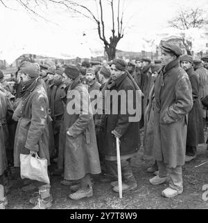 11. MÄRZ 1945Nearly 1.200 HUNGERNDE GEFANGENE wurden befreit, als die 7. US-Armee Stiring-Wendel südlich von Saarbrücken eroberte. Alle bis auf 200 bettseitige Männer gingen, krabbelten oder wurden in die amerikanischen Linien getragen, aber die ersten, die die Reise versuchten, wurden von zurückziehenden Deutschen erschossen. Diese Bilder wurden in einem Lager aufgenommen, wo sie gefüttert, medizinisch untersucht und registriert werden. Fotos zeigen:- praktisch alle Männer litten an Unterernährung, Wunden oder Infektionen. Diese Bilder wurden in einem Aufnahmelager hinter den Linien gemacht, wo die Befreiten waren Stockfoto