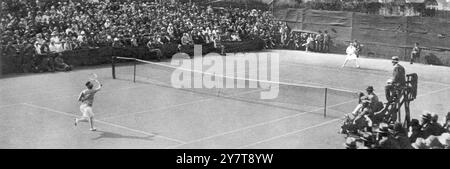 Ein großes Rasen-Tennis-Duell: Suzanne Lenglen gegen Helen Wills in Cannes, das als das Spiel des Jahrhunderts bekannt wurde. Eine von Mlle Lenglen's Vorhand-Fahrten, die gerade das Netz räumen ( nahe der Mitte) : ein Vorfall ihres denkwürdigen Spiels mit Miss Helen Wills (auf der anderen Seite) im Carlton Turnier in Cannes , dem Finale der Damen-Singles im Carlton Turnier in Cannes , Frankreich am 16. Februar 1926 gewann Mlle Lenglen in zwei Reihen - 6:3, 8-6 . Aber der zweite Satz war ein verzweifelter Kampf , es gab einen bemerkenswerten Vorfall im zwölften Spiel dieses Satzes , als eine Rückkehr f Stockfoto