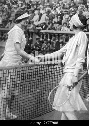 Ein großes Rasen-Tennis-Duell: Suzanne Lenglen bv Helen Wills in Cannes, das als das Spiel des Jahrhunderts bekannt wurde. Das Finale der Ladies' Singles im Carlton Tournament in Cannes, Frankreich am 16. Februar 1926, um ihrer Erobererin zu gratulieren: Miss Wills (links)), die Hand schüttelte mit Mlle Lenglen Mlle Lenglen gewann in zwei Reihen - 6:3, 8-6 . Aber der zweite Satz war ein verzweifelter Kampf , es gab einen bemerkenswerten Vorfall im zwölften Spiel dieses Sets , als eine Rückkehr von Miss Wills von beiden Spielern als 'Out' und als Entscheidung für den Satz 7-5, und damit das Spiel in f, angesehen wurde Stockfoto