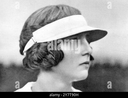 Miss Helen Wills wurde nach einem harten Kampf von Mlle Suzanne Lenglen im großen Rasen-Tennis-Duell an der Riviera geschlagen. Beide traten für die Damen-Singles beim Carlton-Turnier in Cannes ein , und ihr großes Duell im Finale fand am 16 . Februar 1926 statt . Mlle Lenglen siegte in zwei Reihen, aber das Ergebnis der Spiele 6-3 und 8:6. Sie musste hart kämpfen, um ihre Vorherrschaft zu bewahren. 20. Februar 1926 Stockfoto