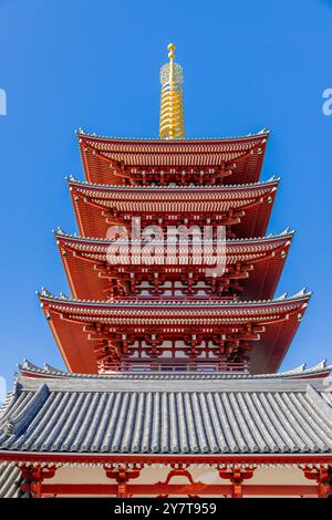 senso-JI-Pagode, die über einem Tempeldach mit raffinierten Details thront, tokio Stockfoto