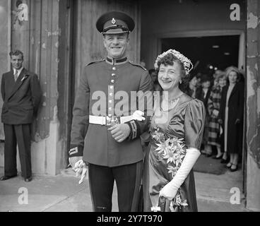 AM FREITAG, DEM 13. Januar , HOCHZEIT FÜR KING's OWN Trompeter Joseph Hamblin , The Life Guards , The King's Own Trompeter , war mit Mrs. Ivy Warren in der Guards ' Chapel in Wellington Barracks in London verheiratet . Die Braut war früher die Ehefrau des verstorbenen Commander Clifford Warren, R.N., und sie ist besser bekannt als Miss Ivy Lord , Spielzeughundezüchterin und Richterin . Der Bräutigam ist aus Blyth, Northumberland . DAS BILD ZEIGT:- die Braut und der Bräutigam gehen nach der Hochzeit. Aberglauben über den Tag und das Datum - Freitag der 13 . - haben offensichtlich keine Schrecken für sie . 13. Oktober 1950 Stockfoto