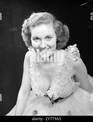 Hier ist PADDY BUTCHER, die 18-jährige, amtierende Beauty Queen von Bournemouth und Swanage, die jetzt ihr Bühnendebüt im berühmten Windmill Theatre in London gibt. Paddy, geboren in Southsea (Hants) und Tochter eines ehemaligen Chief Petty Officer der Royal Navy, arbeitete mehr als zwei Jahre lang als Chemikassistentin, um ihren Tanzunterricht zu bezahlen. 24. Oktober 1950 Stockfoto