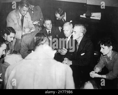 CRIPPS ERZÄHLT IN BRISTOL Sir Stafford Cripps (Zweiter von rechts), der seinen Rücktritt als Finanzminister und Parlamentsabgeordneter für Südost-Bristol bestätigte, wie er auf einer Pressekonferenz in den Ausschussräumen der South East Bristol Labour Party gezeigt wurde. Links von Sir Stafford Cripps ist Alderman W.H. Hennessy, stellvertretender Vorsitzender und Sekretär dieser Division Party, und rechts ist Stadträtin Mrs. Edna Loveless, Sir Stafford's politischer Agent. Die Konferenz folgte auf eine Dringlichkeitssitzung, bei der Sir Stafford die Abteilungspartei über die Fakten über h informiert hatte Stockfoto