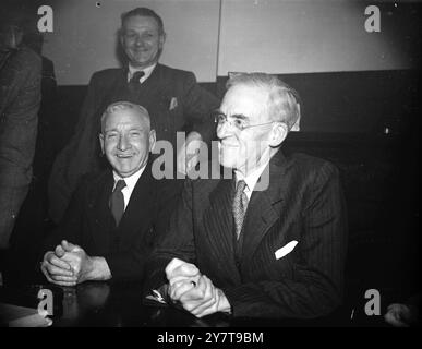 CRIPPS LAUGHS NACH DER REGISTRIERUNG sorgloses Lachen von SIR STAFFORD CRIPPS ( rechts) in Bristol, wo er seinen Rücktritt als Finanzminister und Parlamentsabgeordneter aus Südost-Bristol bestätigte. Sir Stafford wird zusammen mit Alderman W.H. HENNESSY , stellvertretender Vorsitzender und Sekretär der südöstlichen Bristol Labour Party , auf einer Pressekonferenz in den Ausschussräumen der Partei gesehen . Die Konferenz folgte auf eine Dringlichkeitssitzung , bei der Sir Stafford die Divisional Party über die Fakten über seinen Rücktritt informiert hatte . Er erzählte der Party, dass er am Ende der 12 Monate hoffte Stockfoto