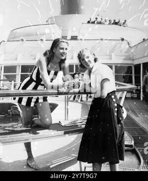 BEVOR SIE FAME New York USA KENNENLERNTE: Hollywood-Schauspielerin Grace Kelly (links), mit einer Bostoner Freundin Francis Gray, am 12. Juni 1951 auf dem Deck des amerikanischen Liners SS Constitution in New York, als sie mit dem Schiff auf einer 'Little Maiden Voyage' von Boston aus segelte. Während der Reise machte Mrs. Gray Schlagzeilen, als unfreiwilliger blinder Weg. Aber jetzt hat Grace, damals, und unbekanntes Modemodell, den Tisch gegen sie gedreht, indem sie erstens in Hollywood als preisgekrönter Star der Akademie berühmt wurde und zuletzt ihre bevorstehende Ehe mit dem souveränen Prinzen Rainier ankündigte Stockfoto