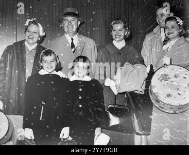 GRACE KELLY's FAMILIE AN BORD DER VERFASSUNG New York USA : auf dem Bild des US-amerikanischen Schiffes SS Constitution, als die Schauspielerin Grace Kelly sich darauf vorbereitete, aus New York zu segeln, um ihre Hochzeit mit Prinz Rainier III. In Monaco zu feiern. Rechts ihre Eltern Mr. Und Mrs. John B Kelly aus Philadelphia, hinter Mary Lee Davis, 8, und Meg Davis, 9, Grace's neices' - die bei der Hochzeit Blumenmädchen sein werden - Tochter von Mrs. George Davis, (Mitte), Schwester von Miss Kelly, und links Donald Levine und seine Frau, Mrs. Levine, eine weitere von Graces Schwestern. Die Hochzeit findet am 19. April statt Stockfoto