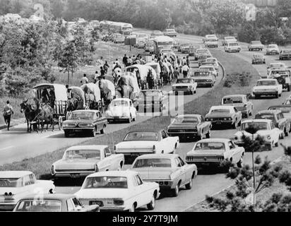 WASHINGTON, D.C.: DER MULE-ZUG DER ARMEN LEUTE, DER AM 17. JUNI IN ALEXANDRIA, VA, ANKAM, WURDE AM 18. JUNI ZU EINEM SAMMELPUNKT VERLEGT. DER UMZUG VERURSACHTE DIESEN MASSIVEN STAU AUF DEM GEORGE WASHINGTON MEMORIAL PARKWAY IN DER NÄHE DES WASHINGTON NATIONAL AIRPORT.19. JUNI 1968 Stockfoto