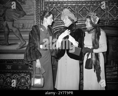 24. Mai 1950 Anna Neagle, die Star des Films, und Dame Edith Evans DBE, Vorsitzende der Premiere, nahmen heute (Mittwoch) an einem Treffen im St James Palace in London Teil, um über die Vorkehrungen für die Weltpremiere des britischen Films Odette zu diskutieren, an dem der König und die Königin am 6. Juni im Londoner Plaza teilnehmen sollte. Der Erlös der Premiere geht an King George's Pesion Fund für Schauspieler und Schauspielerinnen. Das Bild zeigt: Anna Neagle (rechts) diskutiert die Premiere mit Dame Edith Evans, DBE (Mitte) und der Schauspielerin Valerie Hobson auf dem heutigen Treffen. Stockfoto