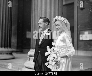 BRAUT MIT Einem BLUMENZIRKEL in London , obwohl beide schottische Häuser haben , waren Miss Robina Colquhoun , 27-jährige zweite Tochter des verstorbenen Sir Iain Colquhoun , Chief of the Clan , und der Dowager Lady Colquhoun , und Herr Alan Wigan , jüngerer Sohn von Sir Roderick und Lady Wigan . Die Braut diente während des Krieges im Royal Naval Service der Frauen. Der Bräutigam , der während eines Teils des Krieges in feindlichen Händen gefangen war , arbeitet heute für eine Brauerei . DAS BILD ZEIGT: Die BRAUT - mit einem Schleier, der von einem Blumenzirkel gehalten wird und einen riesigen Blumenstrauß trägt - und die BRIDEG Stockfoto