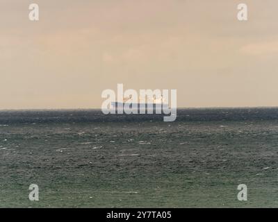 Margate, Kent, Großbritannien. Oktober 2024. Umstrittenes Frachtschiff MV Ruby, das näher an der Küste von Kent (etwa 24 Meilen vor der Küste) vor Margate gesehen wurde - heute Nachmittag vom North Foreland Leuchtturm, Broadstairs, dargestellt. Quelle: James Bell/Alamy Live News Stockfoto